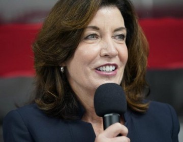 Kathy Hochul asume como gobernadora de New York tras renuncia de Cuomo