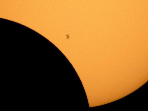 Comienza eclipse solar total en el Pac&iacute;fico