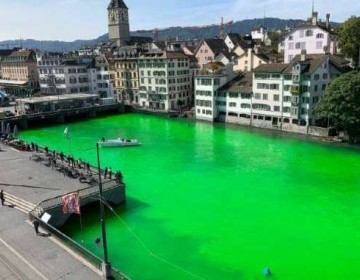 Ecologistas en Suiza ti&ntilde;en de verde el r&iacute;o mas importante del pa&iacute;s en se&ntilde;al de protesta