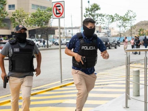 Liberan a tres polic&iacute;as que estaban secuestrados en medio de ola de violencia en Ecuador
