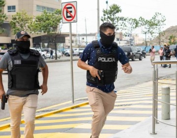 Liberan a tres polic&iacute;as que estaban secuestrados en medio de ola de violencia en Ecuador