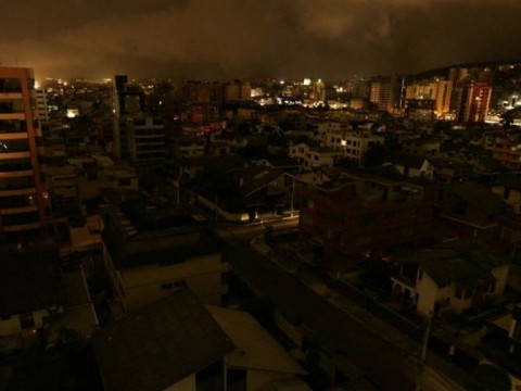 Ecuador suspende cortes de energ&iacute;a el&eacute;ctrica por una semana, pero crisis contin&uacute;a