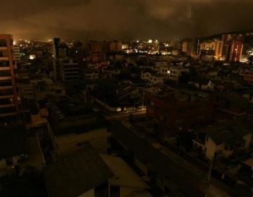Ecuador suspende cortes de energ&iacute;a el&eacute;ctrica por una semana, pero crisis contin&uacute;a