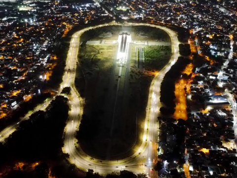 EDEEste ilumina las inmediaciones del monumento Faro a Col&oacute;n