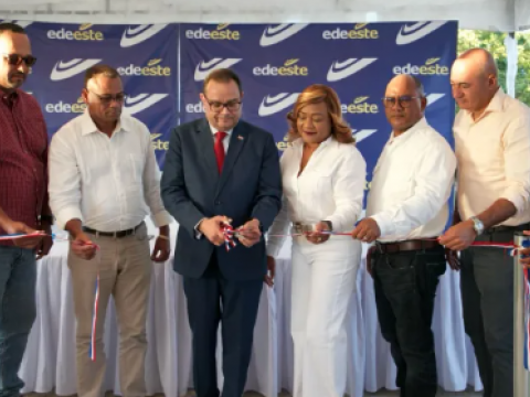 EDEEste inaugura trabajos el&eacute;ctricos en la comunidad La Paloma, San Pedro de Macor&iacute;s