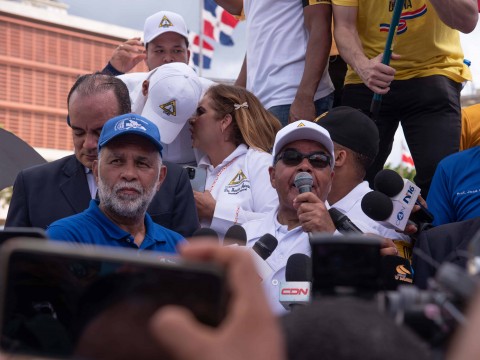 M&eacute;dicos cumplen con paro y marchan contra ARS y AFP