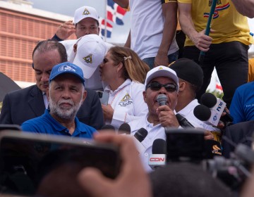 M&eacute;dicos cumplen con paro y marchan contra ARS y AFP