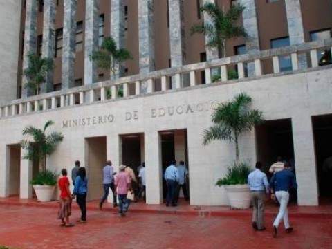 Educaci&oacute;n reitera llamado a clases, la UASD confirma suspensi&oacute;n de clases