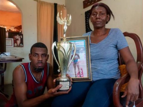 &ldquo;A veces yo lloraba, porque a veces no ten&iacute;a el pasaje y sal&iacute;a por ah&iacute; a buscar prestado&rdquo; dice Madre de Marileidy Paulino