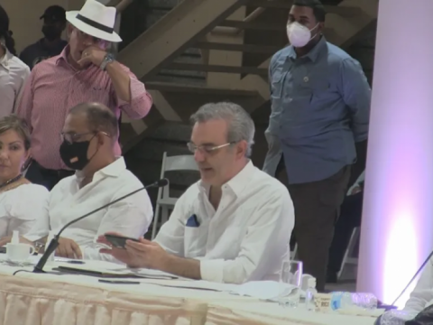 Presidente Luis Abinader promete extensi&oacute;n de la UASD para AZUA