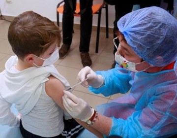 Vacuna Pfizer contra el COVID para beb&eacute;s y ni&ntilde;os menores de 5 a&ntilde;os podr&iacute;a estar disponible en febrero