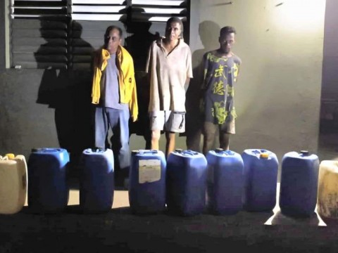 El Ej&eacute;rcito detiene a tres hombres con 55 galones de cler&eacute;n durante patrullaje en Dajab&oacute;n