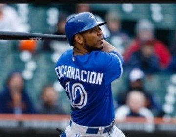 El dominicano Edwin Encarnaci&oacute;n est&aacute; encendido con el bate por los Azulejos de Toronto