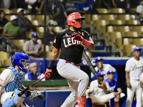 El Escogido pas&oacute; como un rodillo sobre el Licey y se aleja en el segundo