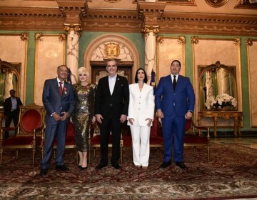 El gobierno condecora a Charyt&iacute;n y a Negro Santos