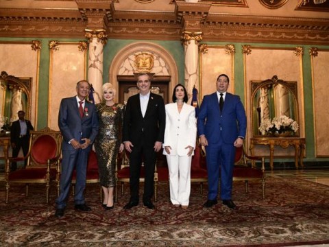 El gobierno condecora a Charyt&iacute;n y a Negro Santos
