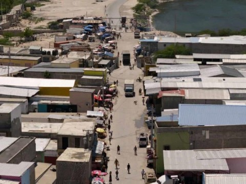 El mercado de Jiman&iacute;, custodiado por el Cesfront, que no puede actuar en la "tierra de nadie"