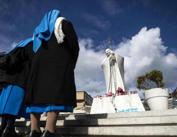 El papa sufre un "repentino" empeoramiento respiratorio tras inhalar v&oacute;mito