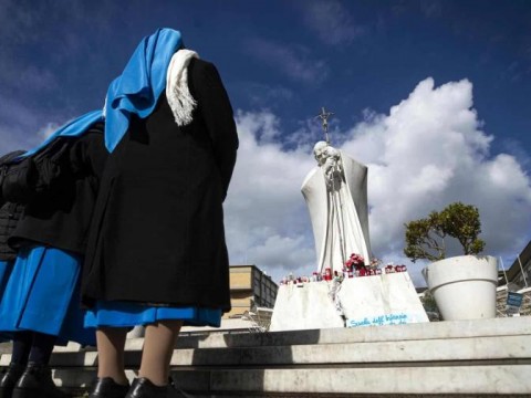 El papa sufre un "repentino" empeoramiento respiratorio tras inhalar v&oacute;mito