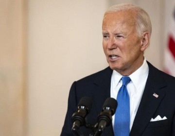 El plan de Biden para salir de la crisis: aparentar normalidad y poner el foco en Trump