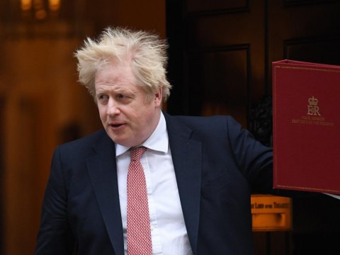 Johnson anuncia el fin de restricciones, con el pa&iacute;s pendiente de Isabel II