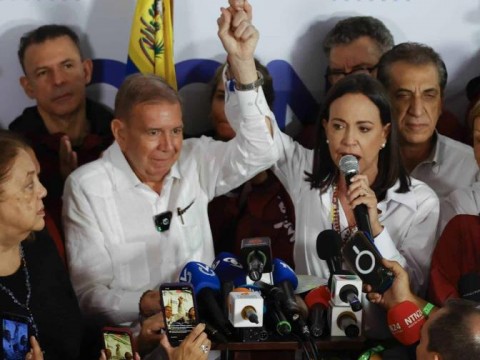Oposici&oacute;n se declara ganadora en Venezuela y pide a Fuerza Armada "hacer respetar la soberan&iacute;a"