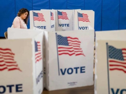 EE.UU. vota en unos comicios ins&oacute;litos por intentos de asesinato, dimisiones y condenas