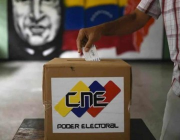 Decenas de venezolanos protestan en Miami por no poder votar en elecciones de su pa&iacute;s