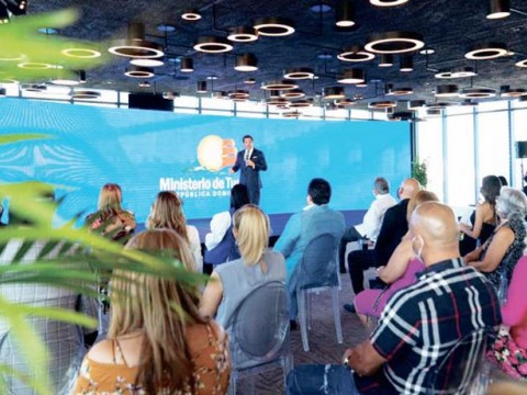 Ministro de Turismo: Eliminar&aacute; impuestos a vuelos e instalar&aacute;n c&aacute;maras en playas