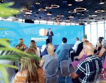 Ministro de Turismo: Eliminar&aacute; impuestos a vuelos e instalar&aacute;n c&aacute;maras en playas
