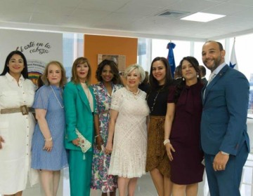 Embajadora de la Rep&uacute;blica Dominicana en Panam&aacute; inaugura sal&oacute;n cultural Pedro Mir