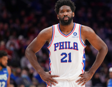 76ers ganan 123-120 a Bucks; Embid anota 42 unidades
