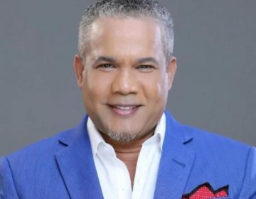 H&eacute;ctor Acosta anuncia su victoria ante el c&aacute;ncer