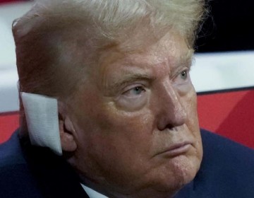 Empresa propiedad de Trump vende calzado con imagen de su cara ensangrentada tras tiroteo
