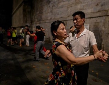 Ciudadanos de Wuham abandonan el uso de la mascarilla y vuelven a la normalidad 