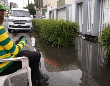 Charco permanente obstaculiza el paso en la Gustavo Mej&iacute;a Ricart