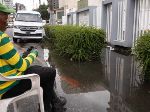 Charco permanente obstaculiza el paso en la Gustavo Mej&iacute;a Ricart