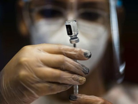 Puerto Rico est&aacute; envuelto en un intenso debate sobre el uso de mascarillas y vacunas