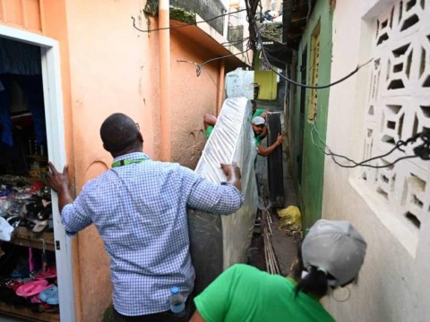 SeNaSa entrega colchones a familias damnificadas por inundaciones en el DN
