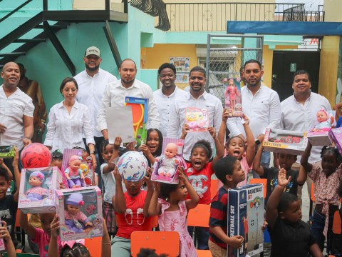 Entrega de juguetes en el Colegio Noel beneficia a ni&ntilde;os de escasos recursos