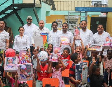 Entrega de juguetes en el Colegio Noel beneficia a ni&ntilde;os de escasos recursos