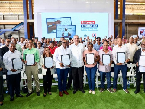 Presidente Abinader entrega 580 t&iacute;tulos de apartamentos y asegura futuro y dignidad a familias del Distrito Nacional y los municipios de Santo Domingo Este y Norte