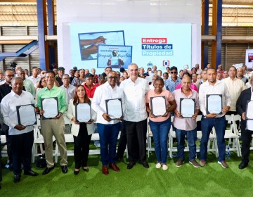 Presidente Abinader entrega 580 t&iacute;tulos de apartamentos y asegura futuro y dignidad a familias del Distrito Nacional y los municipios de Santo Domingo Este y Norte