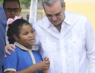 Entrega de &uacute;tiles empieza con ni&ntilde;os escuela Patria Mella SDE