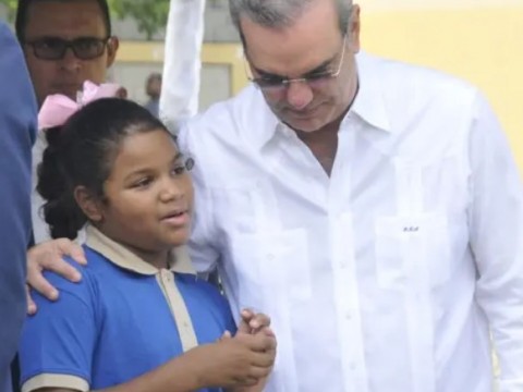 Entrega de &uacute;tiles empieza con ni&ntilde;os escuela Patria Mella SDE