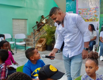 Yohel N&uacute;&ntilde;ez entrega kits de &uacute;tiles escolares a estudiantes en el colegio Mi Hogar Cristiano en La Romana