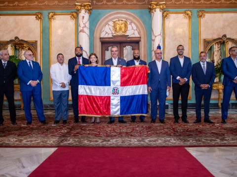 Presidente Abinader entrega bandera dominicana para la Serie del Caribe 2024 a los bicampeones nacionales Tigres del Licey