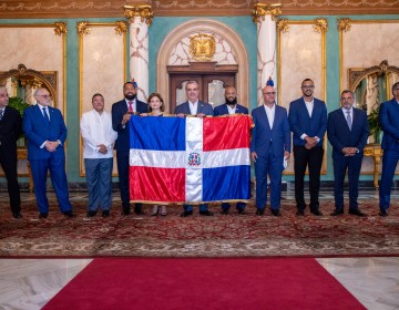 Presidente Abinader entrega bandera dominicana para la Serie del Caribe 2024 a los bicampeones nacionales Tigres del Licey