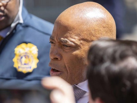 El alcalde Eric Adams se&ntilde;ala que el 65 % de nuevos migrantes ya han dejado Nueva York