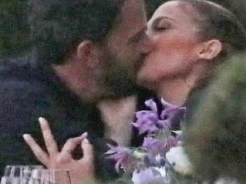 JLo y Ben Affleck son captados dándose un apasionado beso